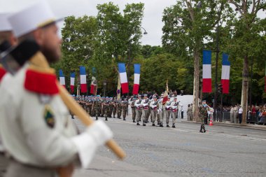 Paris. Fransa. 14 Temmuz 2012. Fransız Yabancı Lejyonu geçit süre boyunca lejyonerleri saflarına.