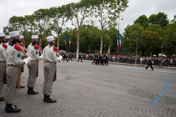 Parigi. In Francia. 14 luglio 2012. Le fila dei legionari durante la sfilata sugli Champs Elysées a Parigi . — Foto Stock