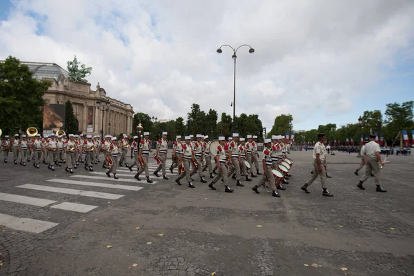 Paris, Frankrike - 14 juli 2012. Procession av legionärer under militärparad på Champs Elysées i Paris. — Stockfoto
