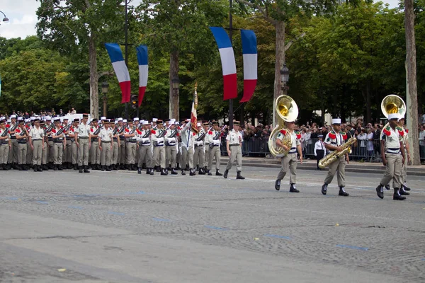 Paris, Prancis - 14 Juli 2012. Prosesi legiuner selama parade militer di Champs Elysees di Paris . — Stok Foto