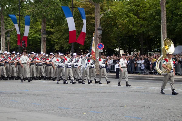 Παρίσι, Γαλλία - Ιούλιος 14, 2012. Η πομπή των λεγεωναρίων κατά την στρατιωτική παρέλαση για τα Ηλύσια πεδία στο Παρίσι. — Φωτογραφία Αρχείου