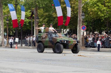 Paris, Fransa - 14 Temmuz 2012. Alayı Champs Elysees üzerinde askeri geçit töreni sırasında askeri teçhizat.