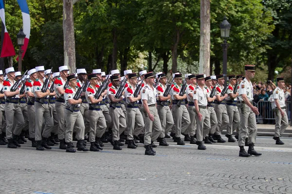 Paris, France - 14 juillet 2012. La procession des légionnaires lors du défilé militaire sur les Champs-Élysées à Paris . — Photo