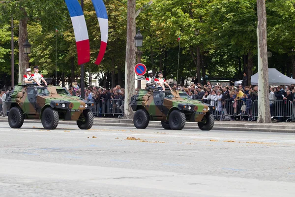 Paris, Fransa - 14 Temmuz 2012. Alayı Champs Elysees üzerinde askeri geçit töreni sırasında askeri teçhizat.