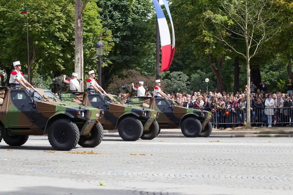 Paris, França - 14 de julho de 2012. Procissão de equipamento militar durante o desfile militar nos Campos Elísios . — Fotografia de Stock