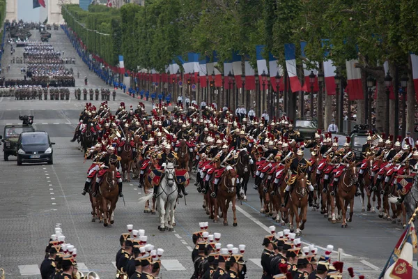 Paris, France - 14 juillet 2012. La Garde républicaine équestre française participe au défilé . — Photo