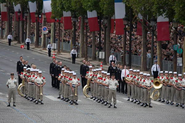 París, Francia - 14 de julio de 2012. Soldados-músicos marchan durante el desfile militar anual . — Foto de Stock