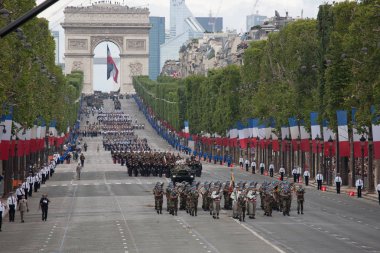 Paris, Fransa - 14 Temmuz 2012. Fransız Yabancı Lejyonu Mart yıllık askeri geçit töreni sırasında askerler .