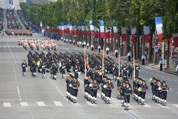 Paris, France - 14 juillet 2012. Des soldats de la Légion étrangère française défilent lors du défilé militaire annuel  . — Photo