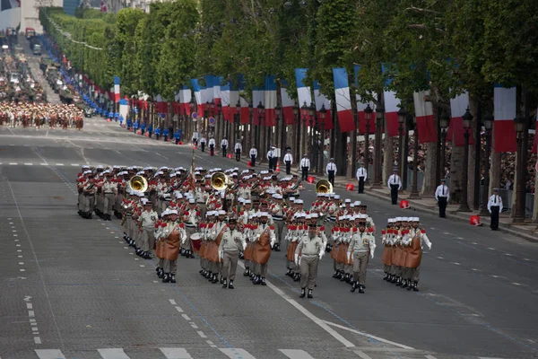 Paris, França - 14 de julho de 2012. Soldados pioneiros marcham durante o desfile militar anual em homenagem ao Dia da Bastilha . — Fotografia de Stock