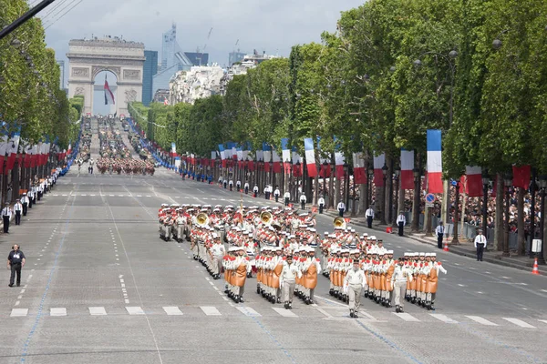 Paris, Francja - 14 lipca 2012. Żołnierzy - pionierów marca podczas Dorocznej paradzie wojskowej w cześć Bastille Day. — Zdjęcie stockowe