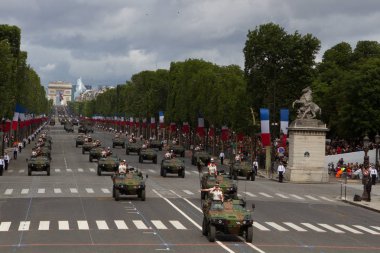 Paris, Fransa - 14 Temmuz 2012. Alayı Paris askeri geçit töreni sırasında askeri teçhizat.