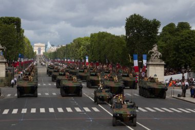 Paris, Fransa - 14 Temmuz 2012. Alayı Paris askeri geçit töreni sırasında askeri teçhizat.