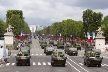 Paris, Fransa - 14 Temmuz 2012. Alayı Paris askeri geçit töreni sırasında askeri teçhizat.
