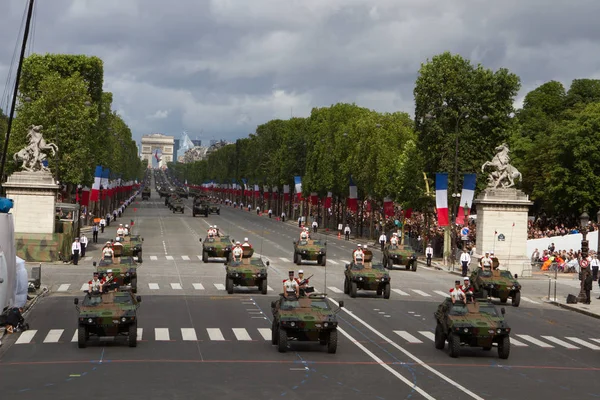 Paris, France - 14 juillet 2012. Procession de matériel militaire lors du défilé militaire à Paris . — Photo
