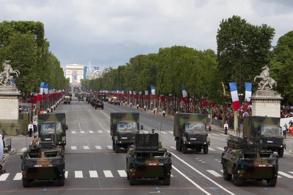 Paris, Francja - 14 lipca 2012. Procesja sprzętu wojskowego podczas parady wojskowej w Paryżu. — Zdjęcie stockowe