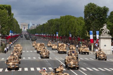 Paris, Fransa - 14 Temmuz 2012. Alayı Paris askeri geçit töreni sırasında askeri teçhizat.