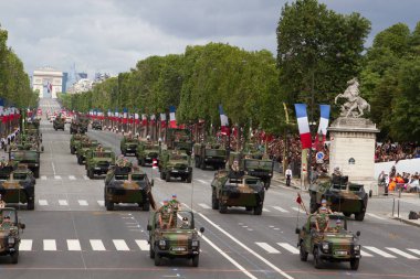 Paris, Fransa - 14 Temmuz 2012. Alayı Paris askeri geçit töreni sırasında askeri teçhizat.