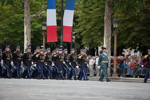 パリ, フランス - 2012 年 7 月 14 日。毎年恒例の軍事パレード中にフランス外人部隊の兵士たちの行進します。 . — ストック写真