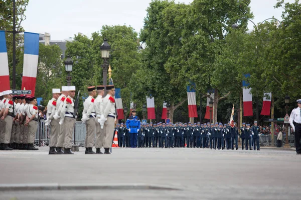 París, Francia - 14 de julio de 2012. Soldados de la Legión Extranjera Francesa marchan durante el desfile militar anual  . — Foto de Stock