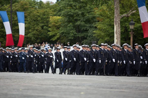 パリ, フランス - 2012 年 7 月 14 日。毎年恒例の軍事パレード中にフランス外人部隊の兵士たちの行進します。 . — ストック写真