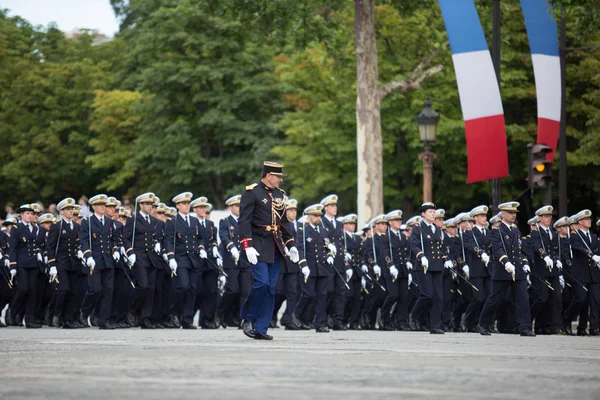 Paris, França - 14 de julho de 2012. Soldados da Legião Estrangeira Francesa marcham durante o desfile militar anual  . — Fotografia de Stock