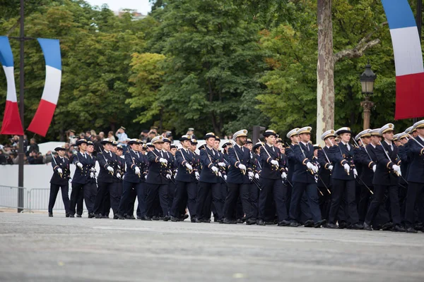 Paris, France - 14 juillet 2012. Des soldats de la Légion étrangère française défilent lors du défilé militaire annuel  . — Photo