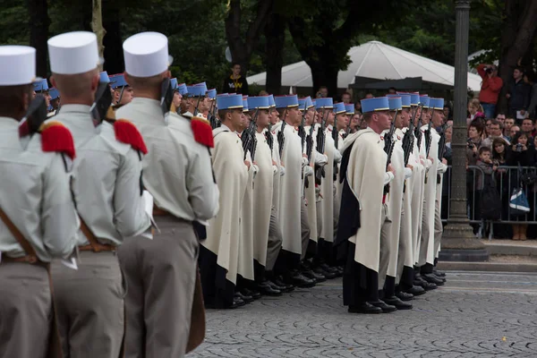 Paris, França - 14 de julho de 2012. Soldados do primeiro regimento da marcha da espada durante o desfile  . — Fotografia de Stock