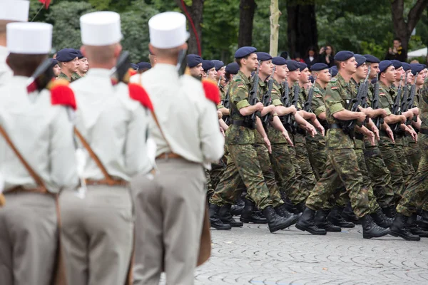 Paris, Fransa - 14 Temmuz 2012. Fransız Yabancı Lejyonu Mart yıllık askeri geçit töreni sırasında askerler . — Stok fotoğraf