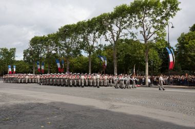 Paris, Fransa - 14 Temmuz 2012. Fransız Yabancı Lejyonu Mart yıllık askeri geçit töreni sırasında askerler .