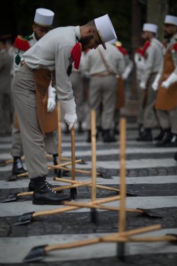 Paris. Fransa. 14 Temmuz 2012. Öncüler Paris'te Champs Elysees üzerinde geçit töreni için hazırlıklar yapıyoruz.