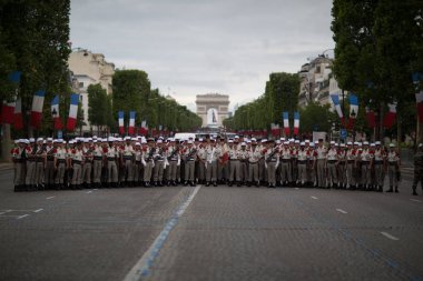 Paris, Fransa - 14 Temmuz 2012. Lejyonerler Bastille günü onuruna yıllık askeri parade önce.