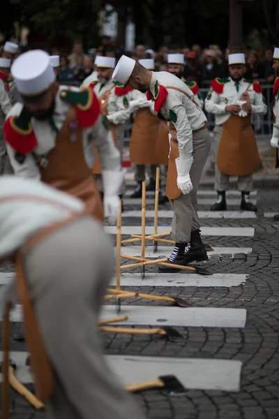 Paris. Fransa. 14 Temmuz 2012. Öncüler Paris'te Champs Elysees üzerinde geçit töreni için hazırlıklar yapıyoruz. — Stok fotoğraf