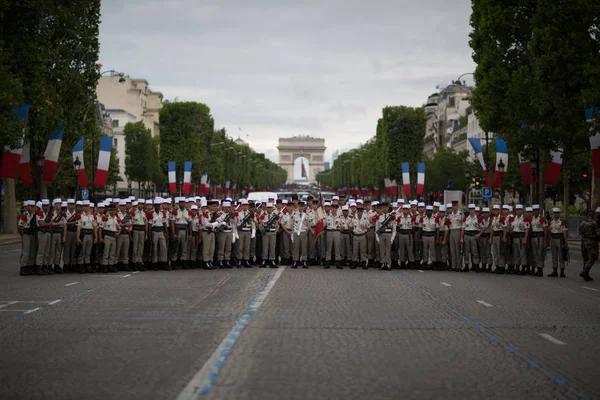 París, Francia - 14 de julio de 2012. Legionarios antes del desfile militar anual en honor al Día de la Bastilla . — Foto de Stock