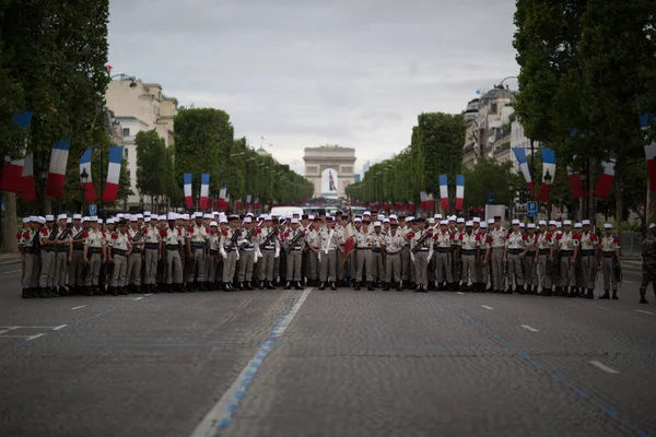 Paris, Frankrike - 14 juli 2012. Legionärer innan den årliga militärparad i Bastille dagen till ära. — Stockfoto