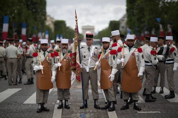 Paryż. Francja. 14 lipca 2012. Pionierzy przed paradą na Champs Elysees w Paryżu. — Zdjęcie stockowe
