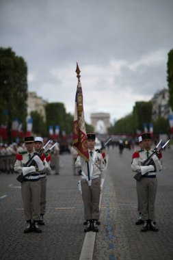 Paris, Fransa - 14 Temmuz 2012. Paris Bastille günü onuruna yıllık askeri geçit töreni sırasında askerler Mart.