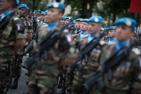 Parigi, Francia - 14 luglio 2012. I soldati della Legione Straniera Francese marciano durante la parata militare annuale  . — Foto Stock