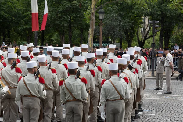 Parigi, Francia - 14 luglio 2012. I soldati della Legione Straniera Francese marciano durante la parata militare annuale  . — Foto Stock