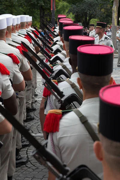 Paris, France - 14 juillet 2012. Des soldats de la Légion étrangère française défilent lors du défilé militaire annuel à Paris . — Photo