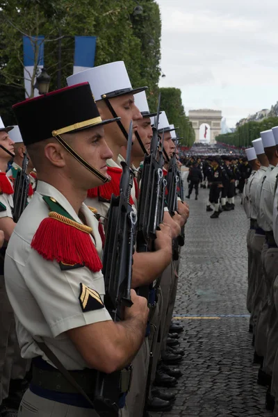 Paris, Francja - 14 lipca 2012. Żołnierze Legii Cudzoziemskiej marca podczas Dorocznej paradzie wojskowej w Paryżu. — Zdjęcie stockowe