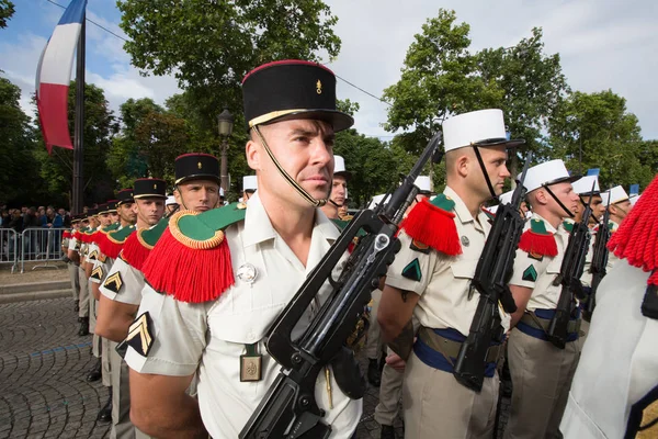 París, Francia - 14 de julio de 2012. Soldados de la Legión Extranjera Francesa marchan durante el desfile militar anual en París . —  Fotos de Stock