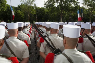 Paris, Fransa - 14 Temmuz 2012. Paris'te yıllık askeri geçit töreni sırasında Fransız Yabancı Lejyonu asker Mart.
