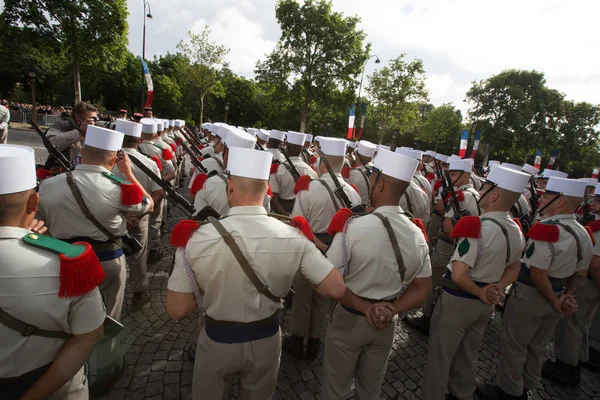 Paris, France - 14 juillet 2012. Des soldats de la Légion étrangère française défilent lors du défilé militaire annuel à Paris . — Photo