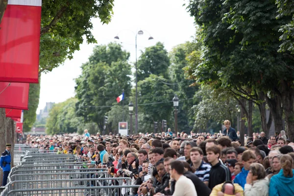 Paris, Francja - 14 lipca 2012. Mieszkańców miasta i Gości w Paryżu podczas Dorocznej paradzie wojskowej . — Zdjęcie stockowe