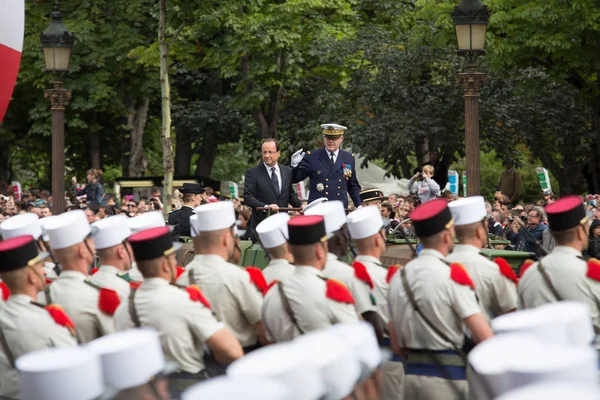 Paris. Frankrike. 14 juli 2012. Frankrikes President Francois Hollande välkomnar medborgare under paraden. — Stockfoto