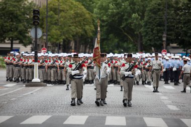 Paris, Fransa - 14 Temmuz 2012. Lejyonerler alayı Champs Elysees Paris askeri geçit töreni sırasında.