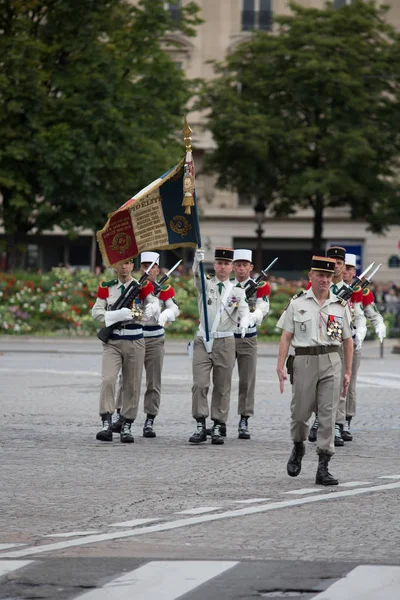 Paris, Fransa - 14 Temmuz 2012. Lejyonerler alayı Champs Elysees Paris askeri geçit töreni sırasında. — Stok fotoğraf