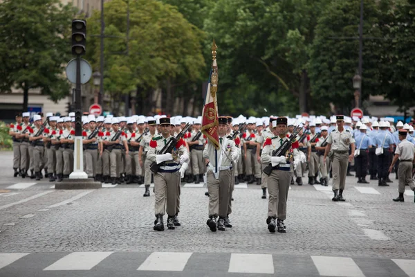 Paris, França - 14 de julho de 2012. A procissão de legionários durante o desfile militar nos Campos Elísios em Paris . — Fotografia de Stock