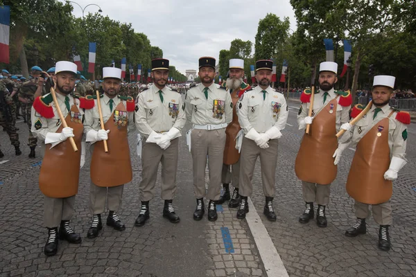 Paris. França. 14 de Julho de 2012. Pioneiros antes do desfile nos Campos Elísios em Paris . — Fotografia de Stock